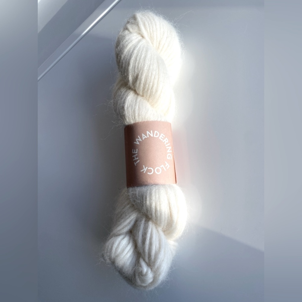 NWT The Wandering Flock - Fluff Ecru 1 Skien 50g Suri Wool Cotton